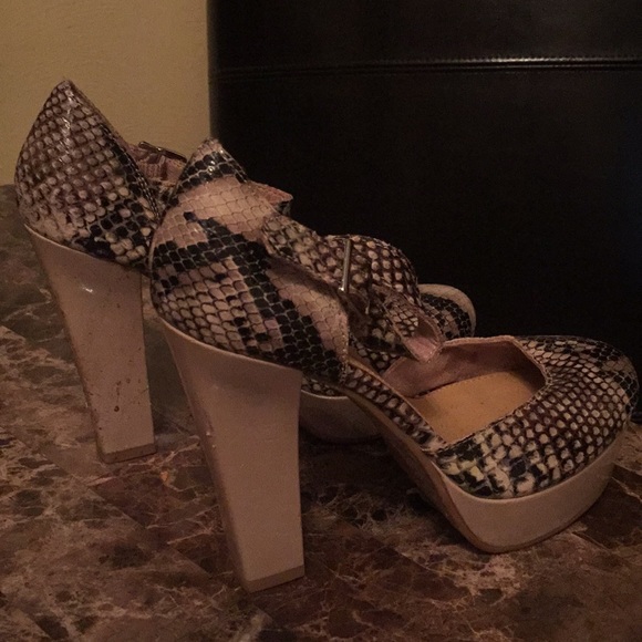 slightly small scratches on heel (no box) - Picture 2 of 7